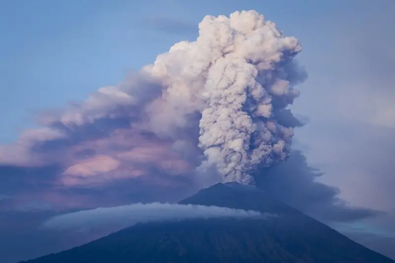Вулкан изригна в Индонезия. Има поне един загинал