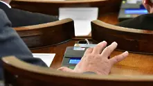 Скандал беляза първото редовно заседание на парламента