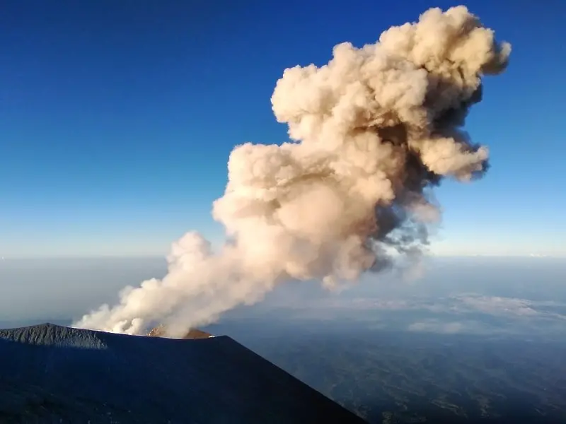 Индонезийският вулкан Семеру взе най-малко 13 жертви