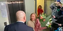 Гешев изненада с цветя министър Йорданова. Тя поиска да обсъдят условията по оставката му