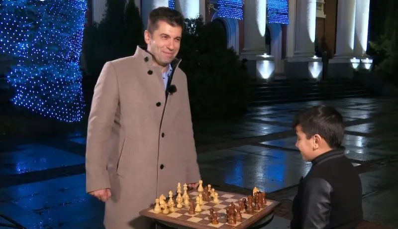 Премиерът поздрави българите за Новата година в компанията на млад шахматист