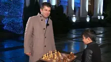 Премиерът поздрави българите за Новата година в компанията на млад шахматист