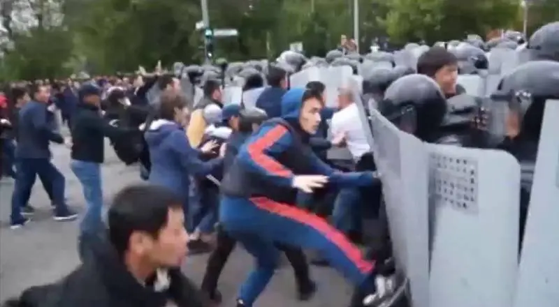 Газови бунтове избухнаха в Казахстан, 190 ранени в сблъсъци с полицията