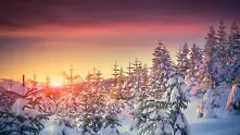 Времето: Затопля се, но ще е ветровито
