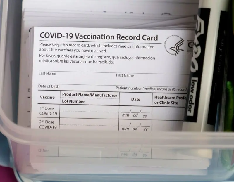 Медицински сестри в САЩ са спечелили 1,5 млн. долара от фалшифициране сертификати за ваксинация