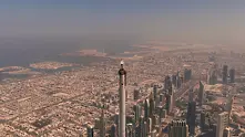 Как Emirates качи стюардеса на най-високата сграда в света