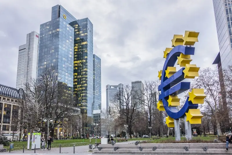  ЕЦБ: Затягане на политиката може да има едва след прекратяване на покупките на активи 