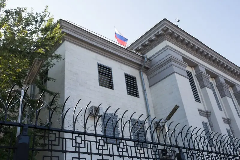 Съпруги и деца на дипломати напуснаха руското посолство в Киев
