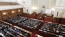 Парламентът обмисля извънредно заседание за изслушване на службите