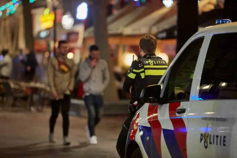 Въоръжен държа 6 часа заложници в магазин на Apple в Амстердам, сред тях и българин 
