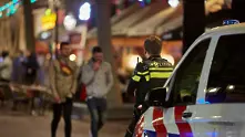 Въоръжен държа 6 часа заложници в магазин на Apple в Амстердам, сред тях и българин 