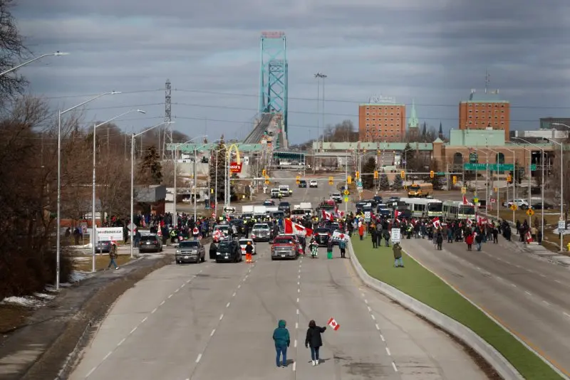 Мостът Амбасадър, свързващ Канада със САЩ, отново бе отворен за движение