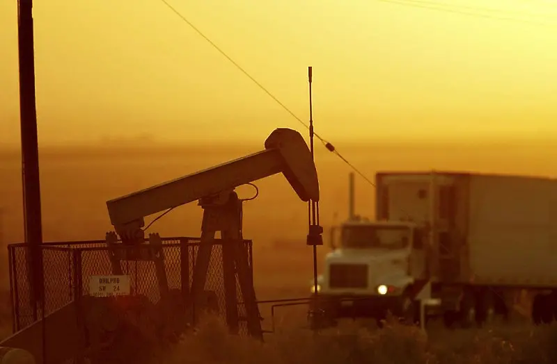Петролът се насочва към първия седмичен спад от декември
