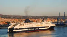 Пътнически ферибот горя край бреговете на Корфу