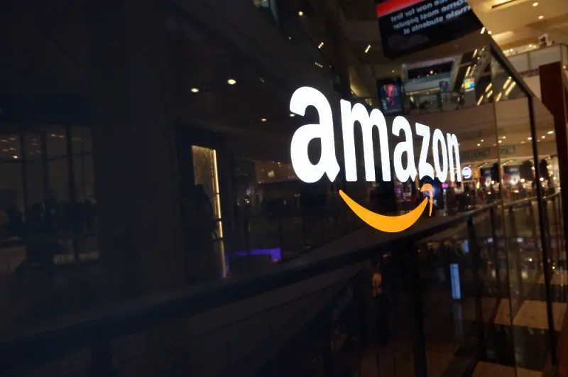Amazon удвоява заплатите на служителите си