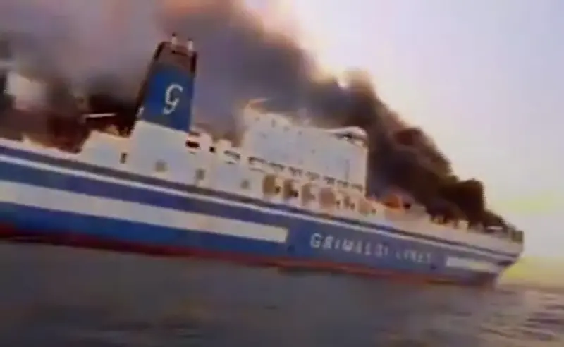 Деветима българи са в неизвестност след пожара на ферибот до Бриндизи