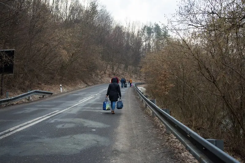 Най-малко 100 хил. души са напуснали Украйна