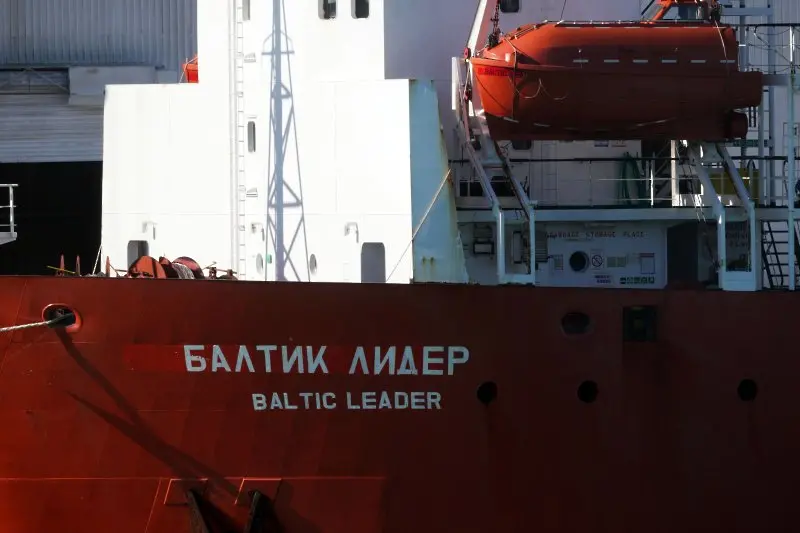 Франция спря руски кораб със съмнения, че попада под санкции