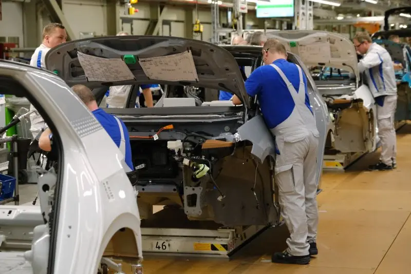 Volvo спира производството в Русия, Daimler замразява сътрудничеството си с Камаз 