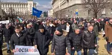 Протестиращите от ГЕРБ са пред парламента, искат разпускането му