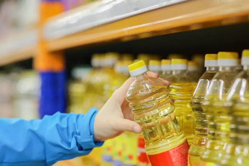 КЗП проверява търговците за спекула с цената на олиото