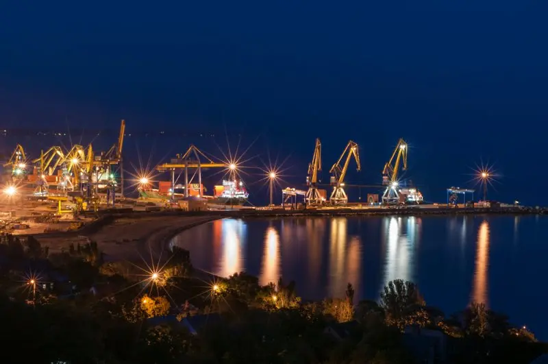 Дупки от шрапнели по блокирания в Мариупол български кораб Царевна