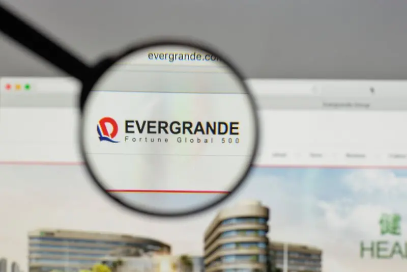 Evergrande отново спира търговията с акциите си