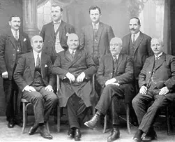 Павел Калпакчиев (вторият отдясно, седнал) с членове на управителния съвет на Пловдивската популярна банка през 1925 г., веднага след като е избран за председател