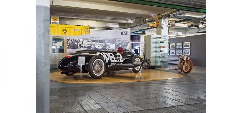 От шевни машини до двигатели на самолети - виртуална разходка в музея на Opel