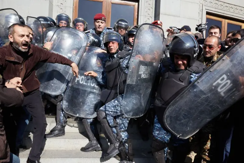 Блокада на Ереван. Властите задържаха 189 протестиращи 