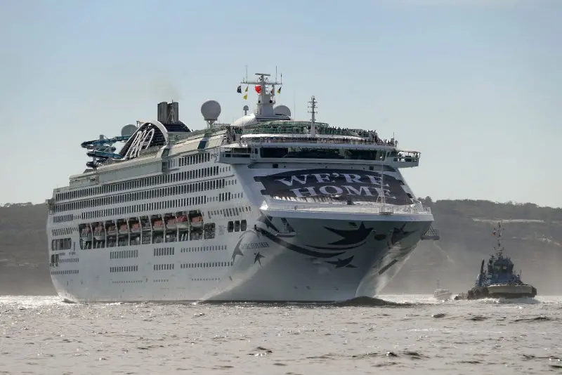 Първи круизен кораб акостира в Сидни след над 2-годишна забрана