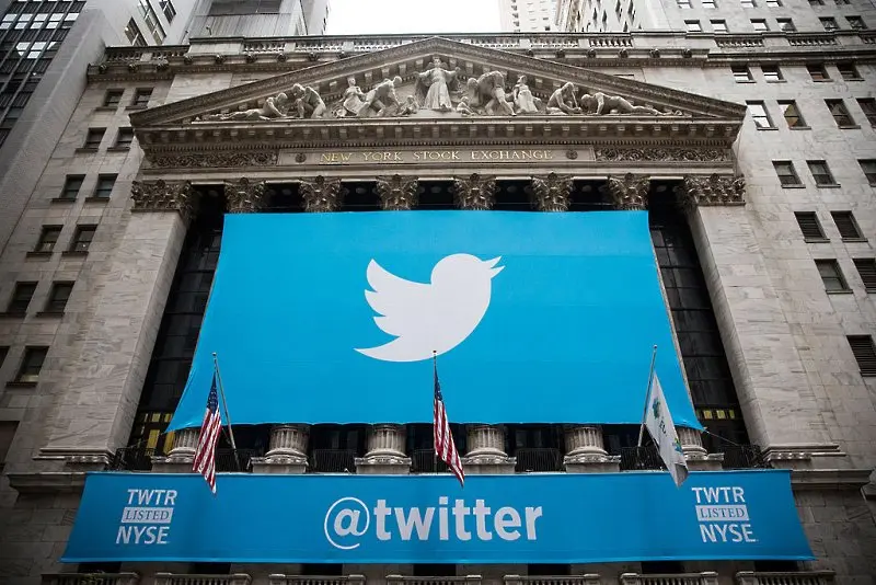Собственикът на Yahoo обмисля участие в наддаването за придобиване на Twitter
