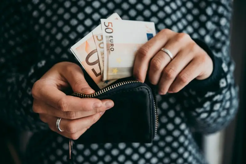 Вдигат минималната заплата във Франция от 1 май заради инфлацията 