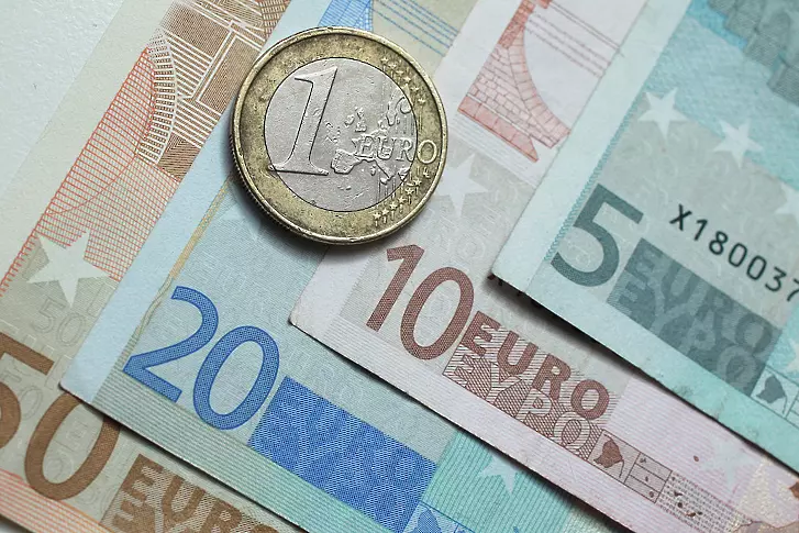 Еврото прехвърли прага от 1,05 долара