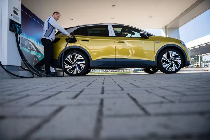 Volkswagen очаква да задмине Tesla по продажби на електрически автомобили до 2025 г. 