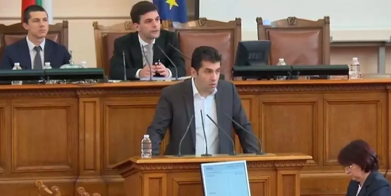Спор за корупцията между Петков и ДПС в пленарна зала
