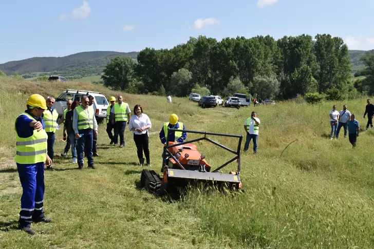 Роботи почистват реки и язовири в България, ще гасят и пожари