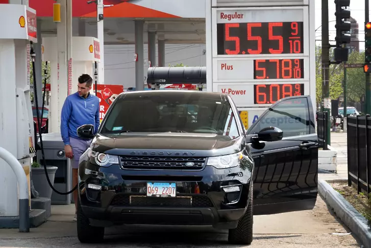 За първи път в историята средната цена на бензина в САЩ е над 5 долара за галон