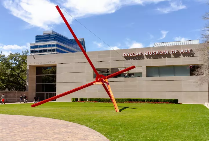Мъж вилня в Музея на изкуствата в Далас