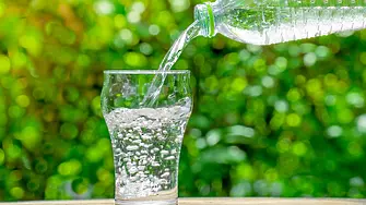 Потреблението на безалкохолни напитки и минерални води се сви до 10-годишно дъно