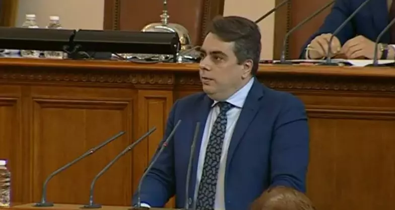 Асен Василев наказан със забележка за нецензурни квалификации в пленарна зала 