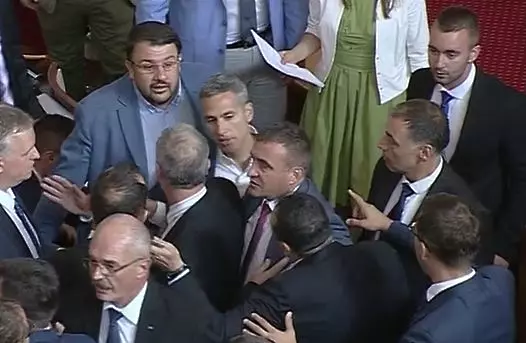 Депутати стигнаха до физическа саморазправа в парламента