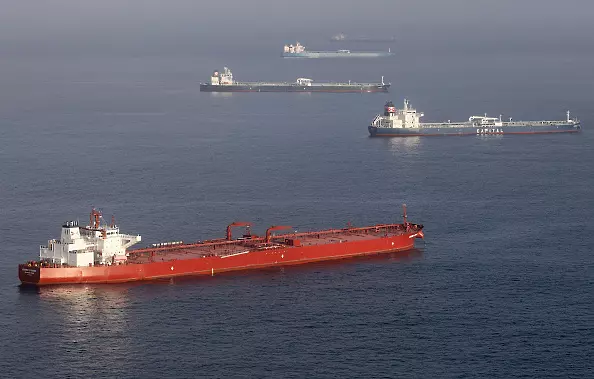 Норвегия забранява вноса на руски петрол по море