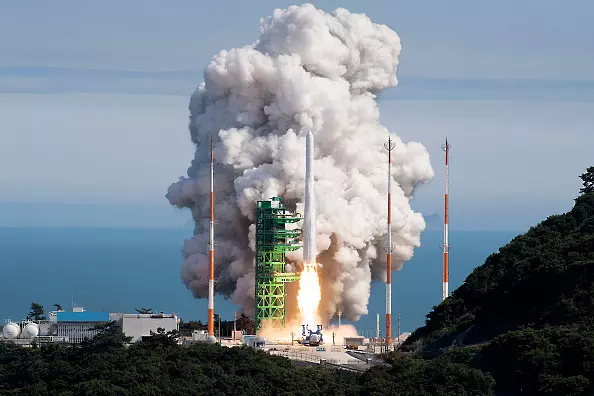 Южна Корея изстреля успешно първата си собствена космическа ракета 