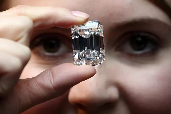 Западът и Украйна поискаха руските диаманти да бъдат признати за кървави