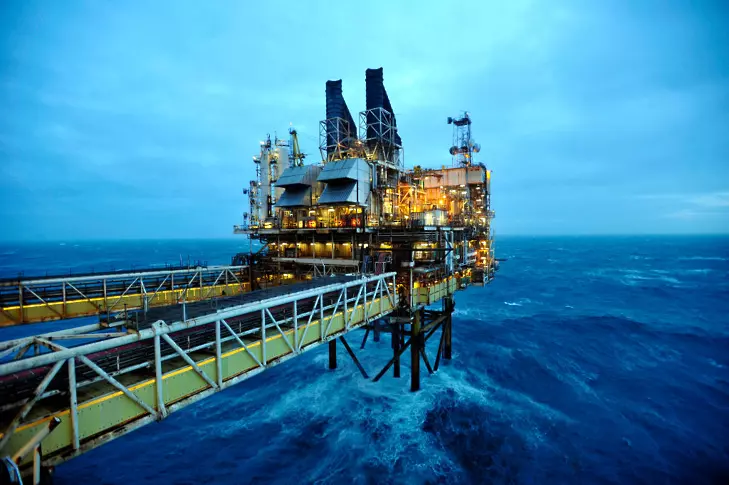 Петролът поевтинява докато инвеститорите оценяват риска от рецесия