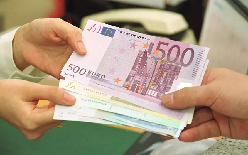 Еврото се разменя за 1,0453 долара