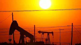Петролът поевтинява след три дни на ръст на цените