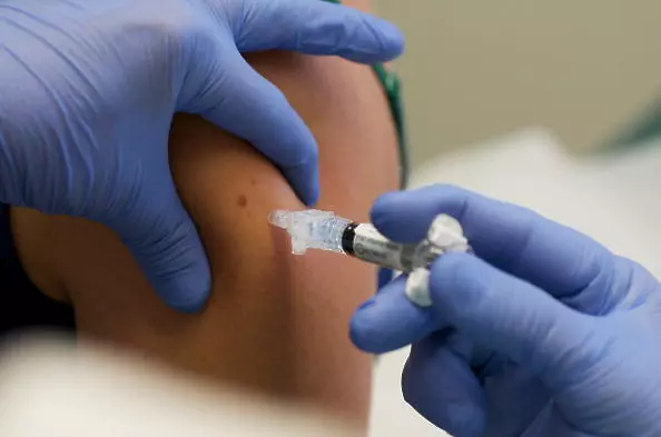 МЗ одобри поставяне на четвърта доза ваксина срещу COVID-19