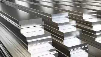 Цената на алуминия спадна под 2400 $/тон за пръв път от година